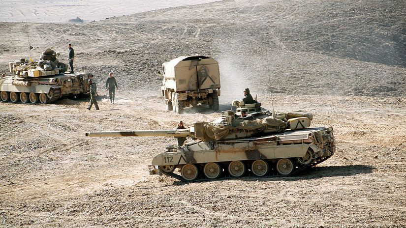 Francúzske tanky AMX-30 a nákladné vozidlo v...