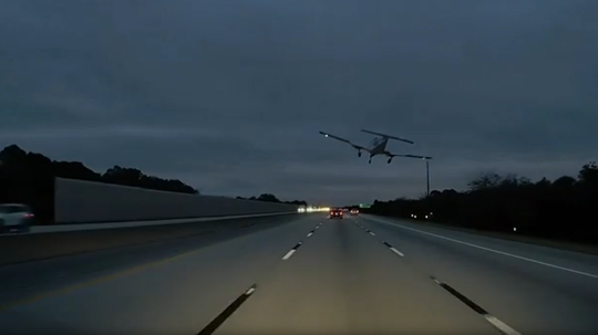 Šok na floridskej diaľnici. Lietadlo muselo núdzovo pristáť priamo na rušnej vozovke, zdemolovalo auto