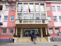 Rajec, bariéra, klientske centrum, vchod,