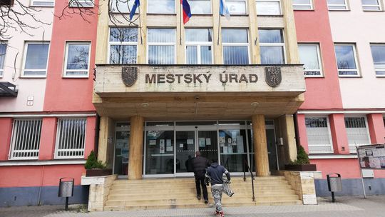 Malé obce v slepej uličke. Dochádza im dych, no zlučovať sa nechcú. Koľko by štát usporil na spájaní?