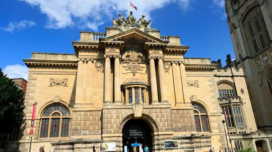 Krádež v britskom múzeu. Zo zbierky inštitúcie v Bristole ukradli artefakty nevyčísliteľnej hodnoty