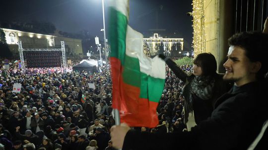 Masové protesty v krajine zabrali. Bulharská vláda krátko pred vstupom do eurozóny padla