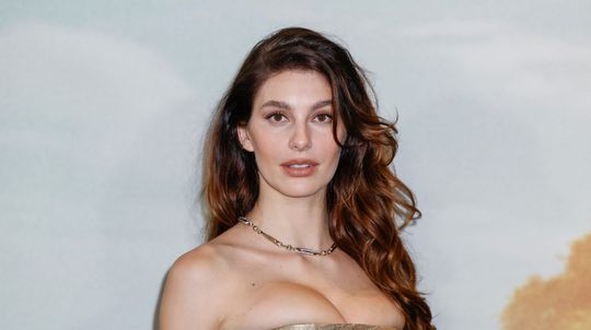Herečka Camila Morrone pózuje fotografom na...