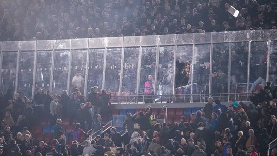 VIDEO: Nechutnosti v Barcelone. Nemci oblievali domácich pivom, pľuli po nich a rozbili plexisklo