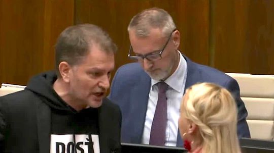 VIDEO: Divočina v parlamente. Piskot, strkanica s Matovičom. Takto bola schválená novela Trestného zákona