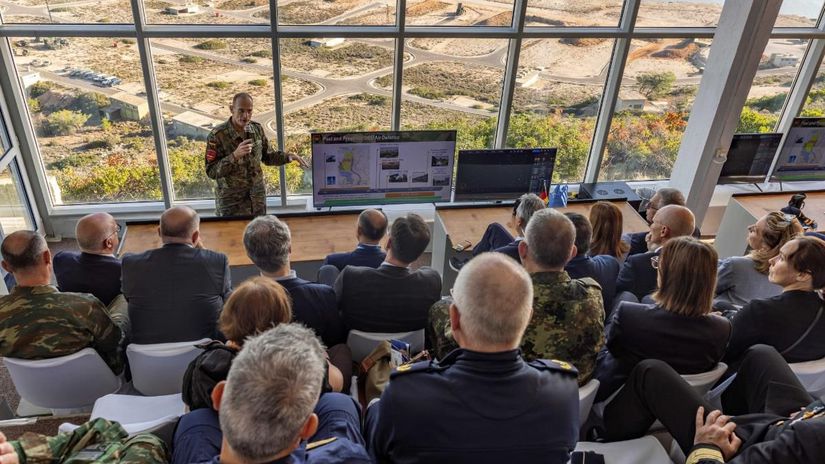 Nemeckí vojaci na Kréte pri prednáške pre...