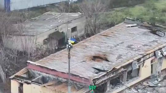 Odkaz priamo Putinovi: Ukrajinci vztýčili vlajku v srdci Pokrovska a ukázali brutalitu mestských bojov