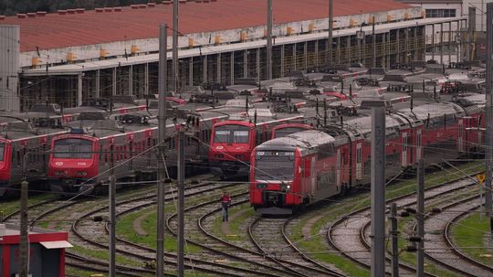 Tretia nehoda v priebehu piatich dní. Vlak v Španielsku narazil do stavebného žeriavu, hlásia ranených
