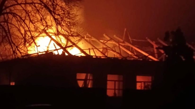 Požiar v Černihivskej oblasti po ruskom útoku...