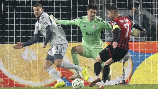Slovan si znova urobil hanbu. V Macedónsku sa na neho už nedokázali pozerať ani vlastní fanúšikovia