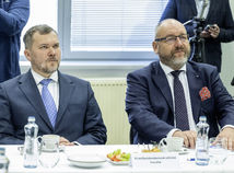 SR Európa obranyschopnosť opozícia stôl okrúhly BAX