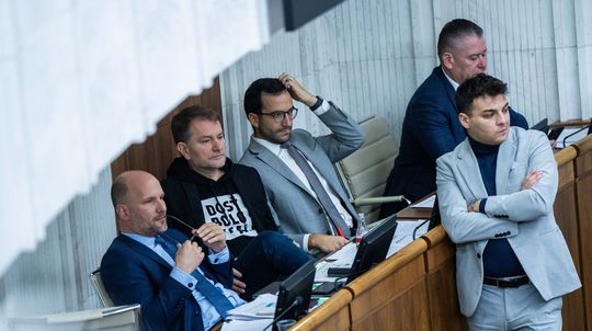 Poslanci komentujú nočné dianie v parlamente: Dychové skúšky na alkohol sú nedôstojné, za porušenie rokovacieho poriadku treba pokuty 