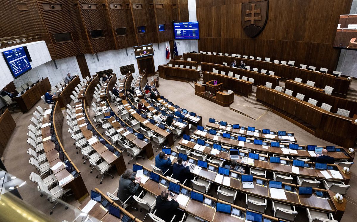 Na snímke poslanci Národnej rady (NR) SR rokujú...