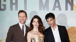 Zľava: Herci Tom Hiddleston, Camila Morrone a...