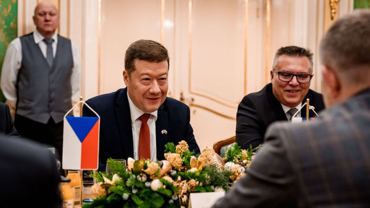 Reagujú na Okamurovu cestu. Šéfovia českých poslaneckých klubov mieria vlakom na Slovensko