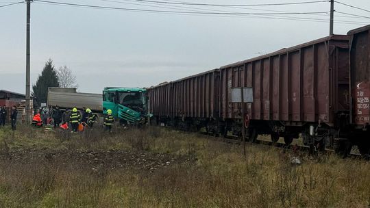 A opäť tie nešťastné železnice. Pri Ilave  sa zrazil vlak s kamiónom
