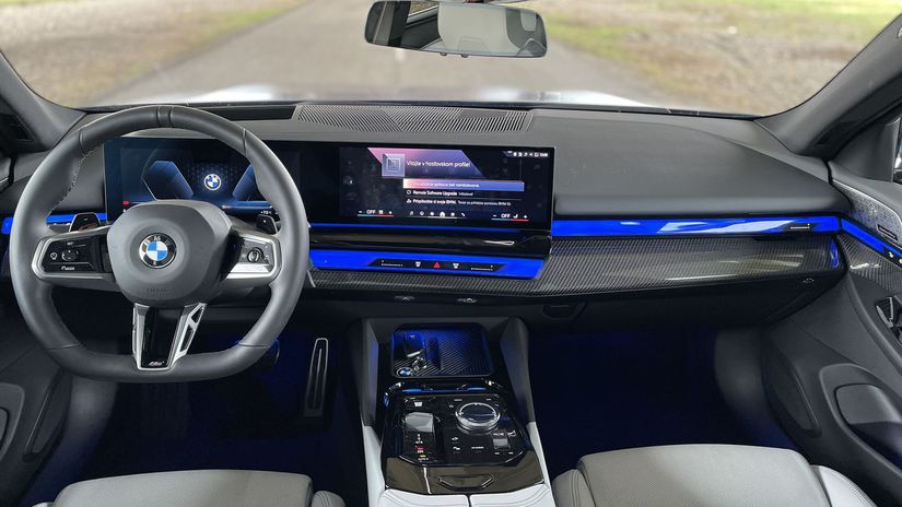 Interiér je veľmi moderný a digitálny....