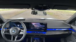 Za volantom BMW 540d xDrive - interiér