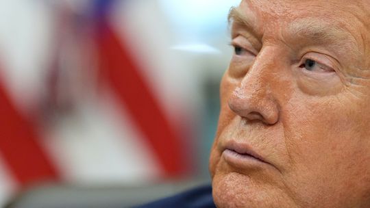 Tvár zamračeného Trumpa sa možno objaví na vstupenkách. Aktivisti to chcú žalobou zvrátiť