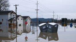 Čiastočne zaplavené domy a prenosné toalety v...