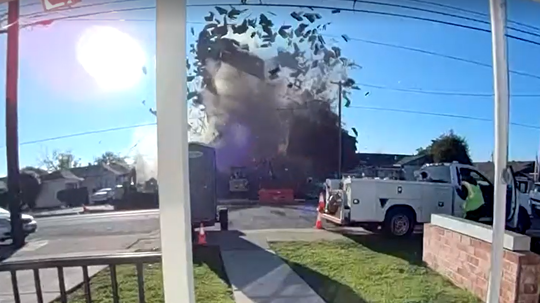 Video zachytilo mohutnú explóziu domu v Kalifornii. Výbuch zranil šesť osôb, zrovnal so zemou tri stavby