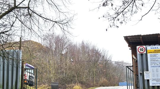 Skládka v Košiciach už mala byť zavretá. Aktivisti tvrdia, že na ňu stále vozia odpad