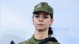 Na snímke príslušníčka Ozbrojených síl SR...