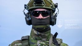 Príslušník Ozbrojených síl SR pózuje počas...