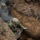 Ukrajinskí vojaci v zákope - 24. samostatná...