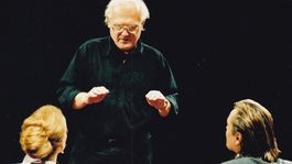 Bol intelektuál odmalička, spomína na Petra Mikulíka Helena Dvořáková. Mal porcelánovú pleť a na tvári myšlienku