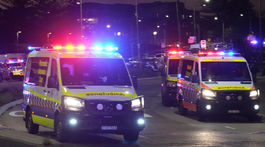 Sanitky smerujú po streľbe na pláž Bondi v...