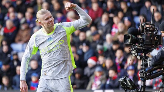 Dvojgólový Haaland, Manchester City dýcha na krk Arsenalu. Aston Villa otáčala v Londýne