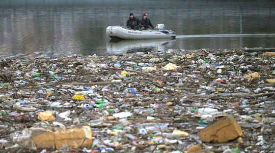 Dobrovoľníci opäť čistili Ružín, z vodnej nádrže odstránili 80 ton odpadu