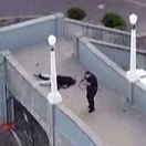 VIDEO: Masaker v Sydney z dronu. Strelec na moste, ľudia ležiaci pod ním