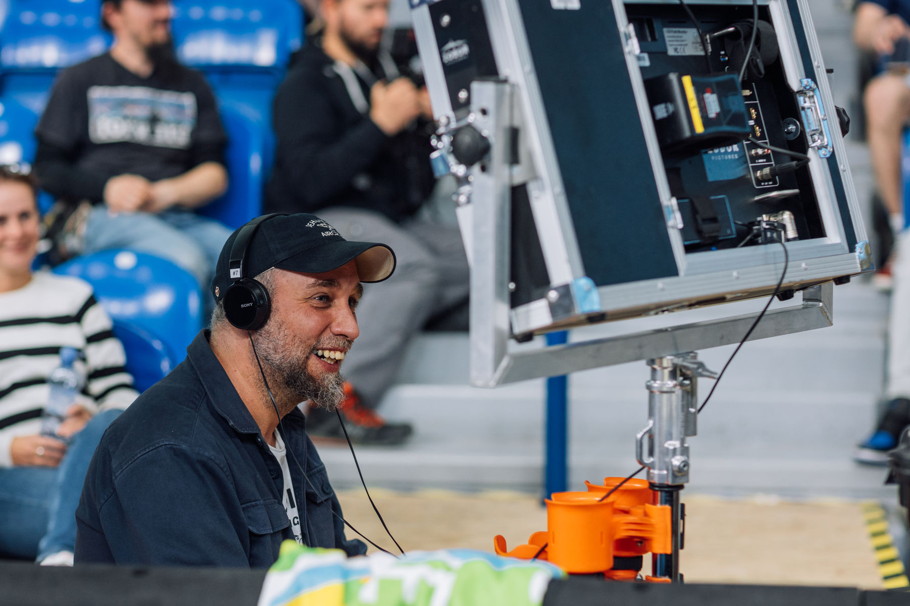 Režisér Jonáš Karásek počas natáčania filmu...