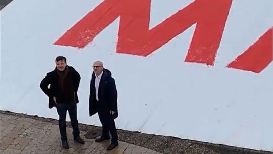 SaS rozložila pred prezidentským palácom obrovský transparent s jedným slovom 