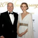 Knieža Albert II. a jeho manželka, kňažná Charlene v kreácii od Jenny Packham.  