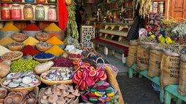 Trh (souk) v Marrákeši.