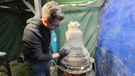 Patrí medzi posledných majstrov na Slovensku. Mladý remeselník z Gemera vdýchne zvonom život