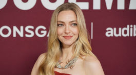 Herečka Amanda Seyfried v šatách Monse na...