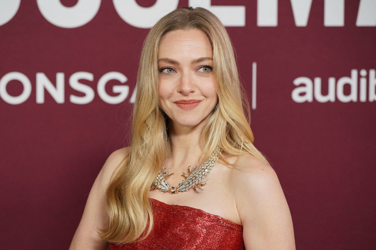 Amanda Seyfried v šatách Monse