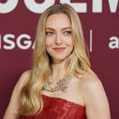 Amanda Seyfried v šatách Monse