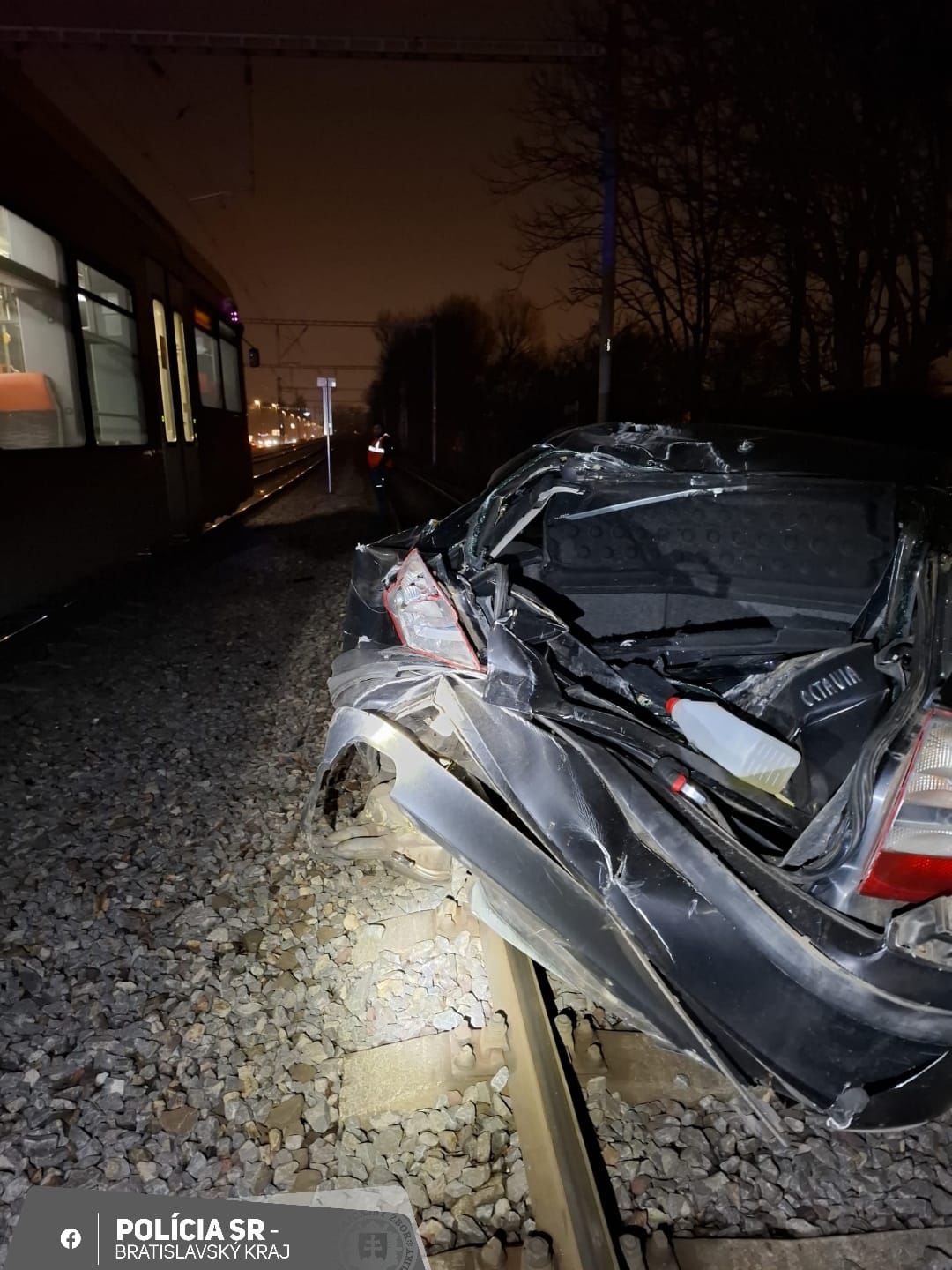 Auto po zrážke s vlakom