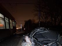 Auto po zrážke s vlakom