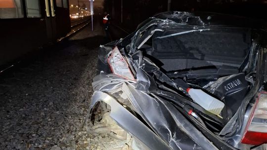 Vlak prevalcoval auto na železničnom priecestí v Bratislave. Vodič včas unikol