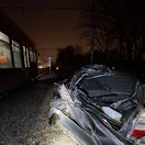 Auto po zrážke s vlakom
