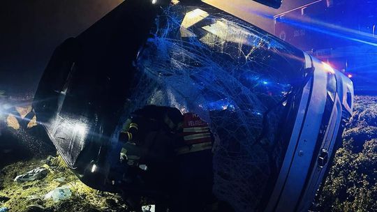 FOTO: Hrozivé nehody na D1: prevrátený autobus, dvaja mŕtvi po čelnej zrážke auta s kamiónom