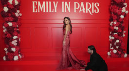 Herečka Ashley Park prišla na premiéru v kreácii Dolce & Gabbana. 