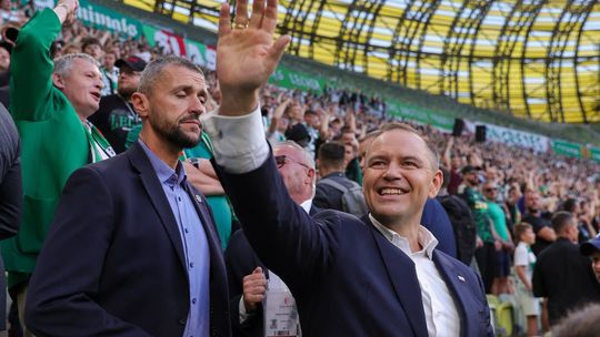 Poľský prezident Nawrocki sa zapojil do bitky brutálnych ultras, píše El Mundo. Existuje z nej vraj záznam