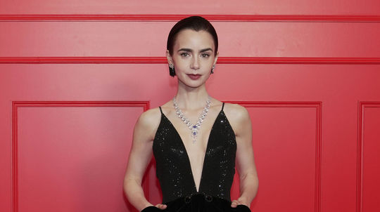 Herečka Lily Collins v kreácii Armani Privé na...